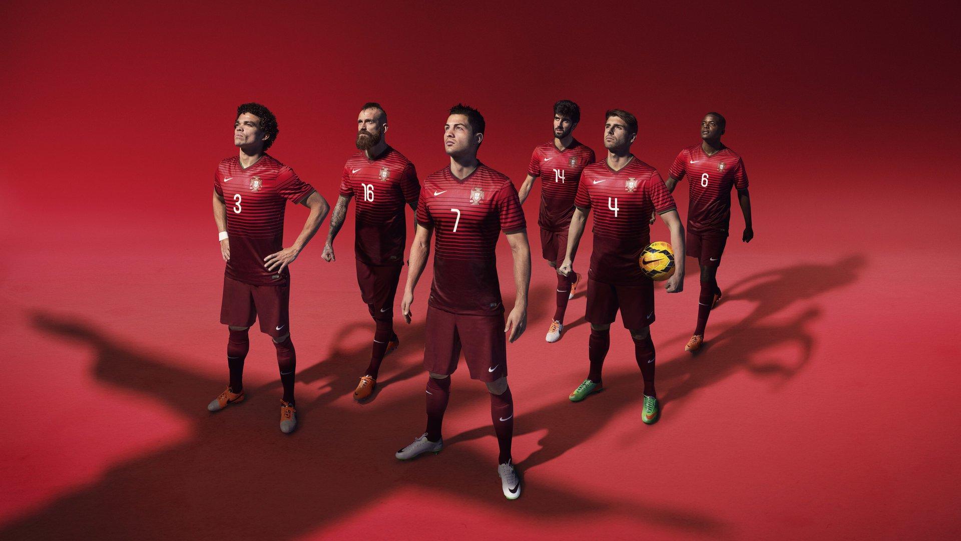 英格兰足坛风暴，亨德森禁区外手球未判，鲁尼怒斥VAR系统失效